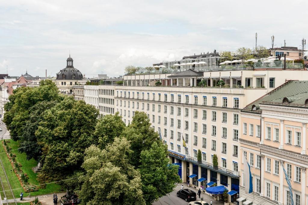 慕尼黑Hotel Bayerischer Hof的城市空中景观和建筑