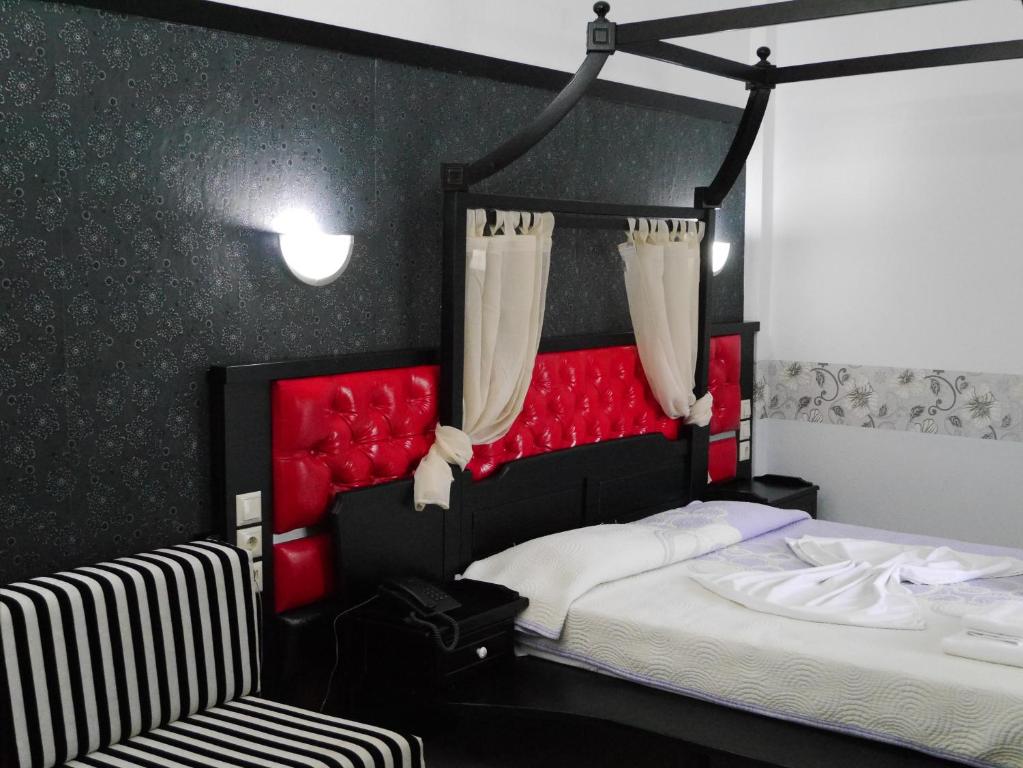 斯卡拉伯塔麦斯Blue Sky Apartments的一间卧室设有两张床和黑红色床头板。