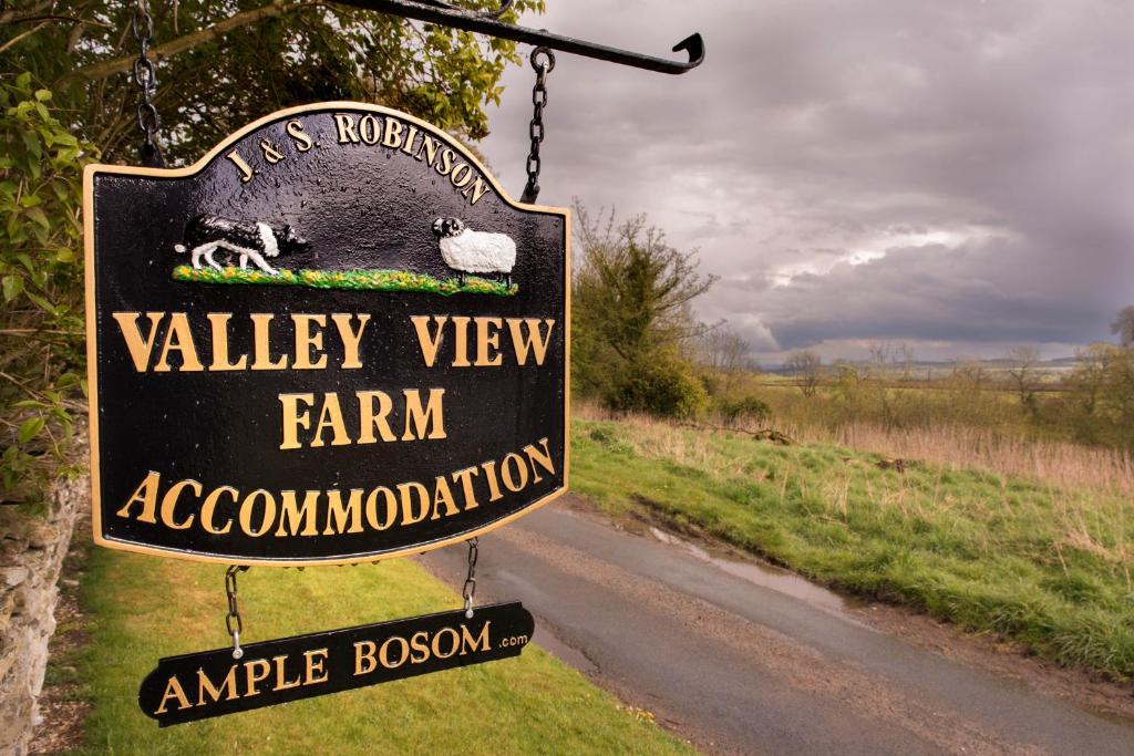 赫尔姆斯利Valley View Farm Holiday Cottages的路标,在路上读出山谷景观农场协会