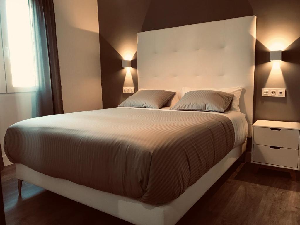 隆达Apartamentos Ciudad de Ronda的一间卧室配有一张大床和两个枕头