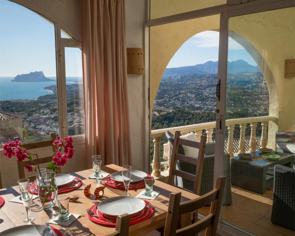 库姆布勒德尔索尔Casa Inca, Villa with heatable pool and top view atop Moraira El Portet的一张餐桌,享有城市美景