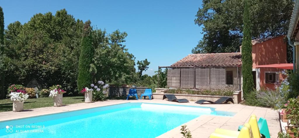 埃瑞兹Sous les chênes, en Provence的一座房子旁的院子内的游泳池
