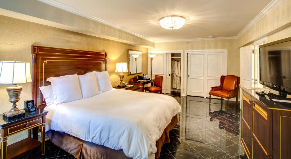 新奥尔良马萨林酒店的酒店客房,配有床和电视
