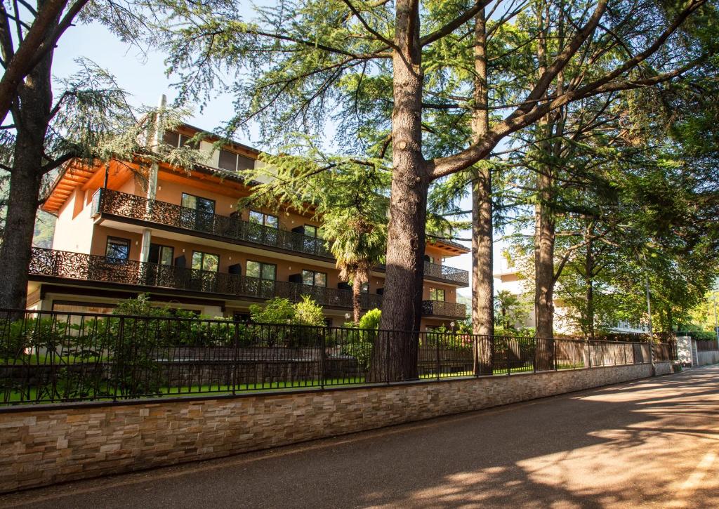 博尔扎诺克里斯酒店的街道上一座有栅栏和树木的建筑