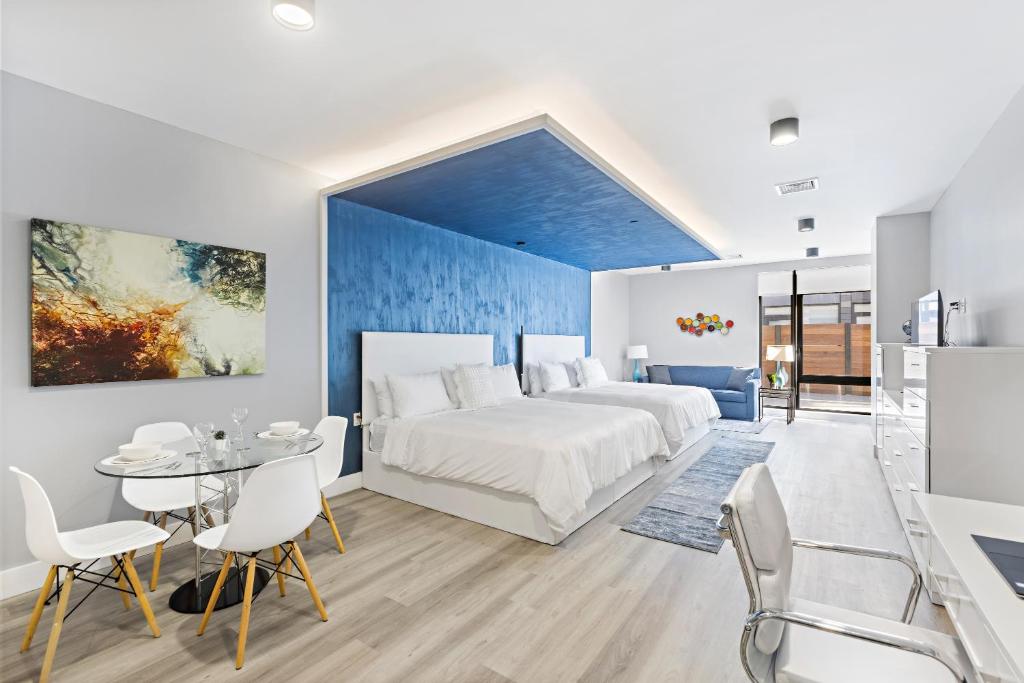 布朗克斯Global Luxury Suites at The Arches的卧室配有白色的床和蓝色的墙壁