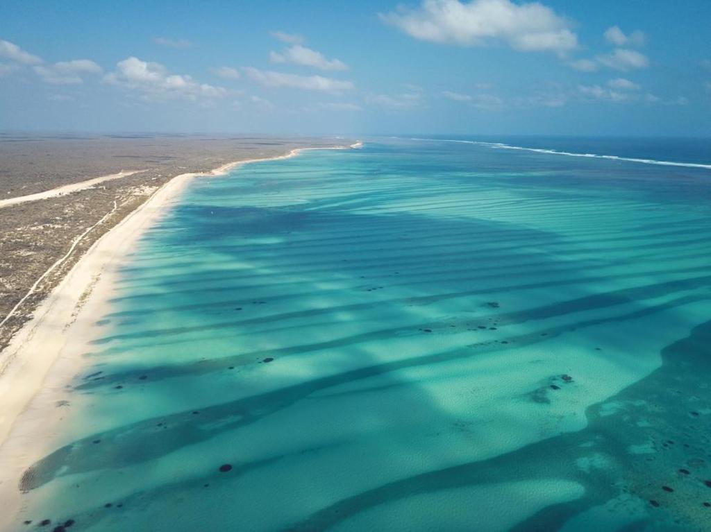 TsifotaAnkasy Lodge的享有碧绿海水海滩的空中景致