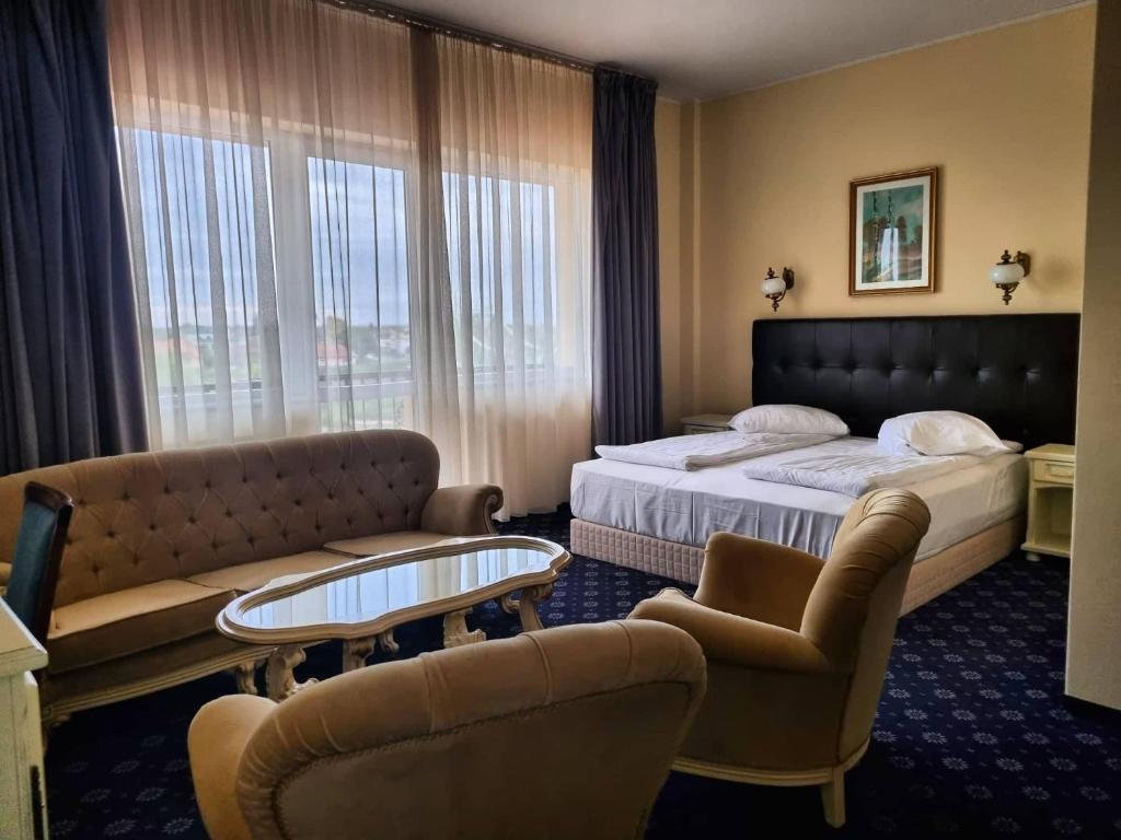 阿拉德康迪酒店的酒店客房,配有床和沙发