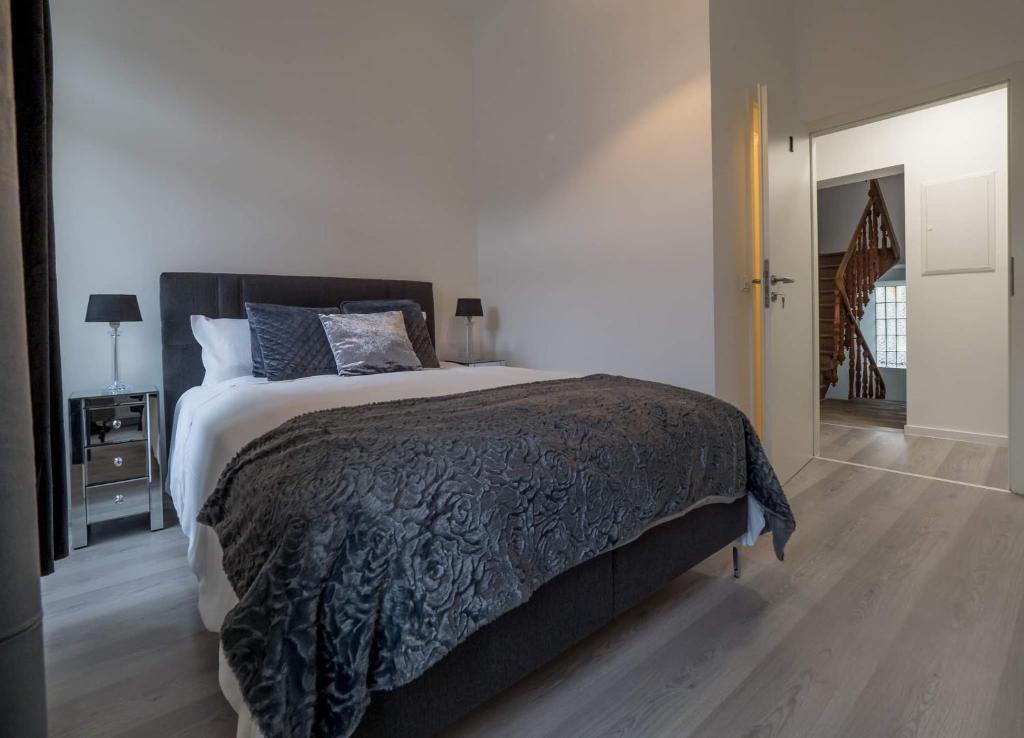 卢森堡EXECUTIVE DOUBLE ROOM WITH EN-SUITE CITY CENTRE IN Guest House R1的一间卧室配有一张大床和黑色毯子