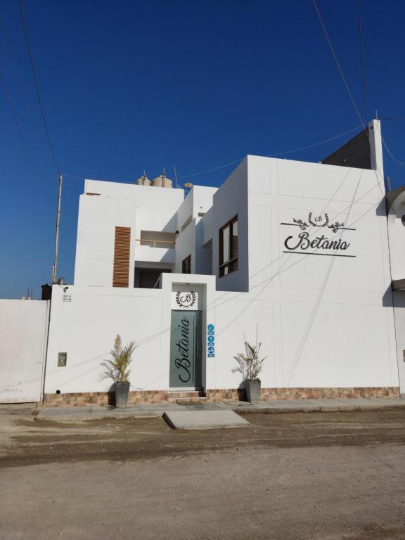帕拉卡斯Betania的前面有标志的白色建筑