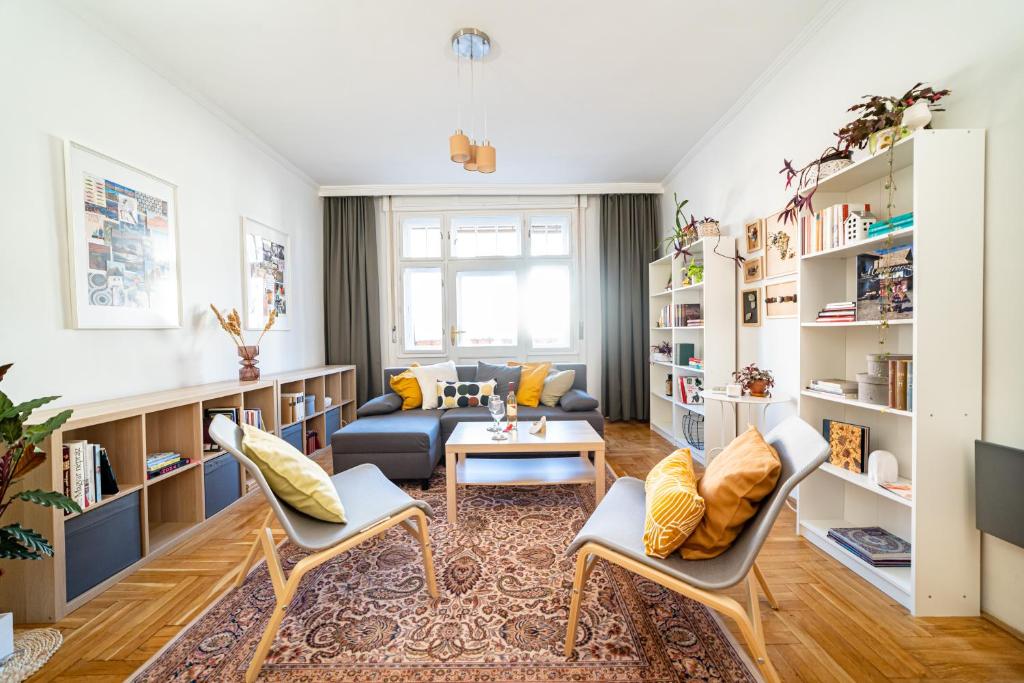 布达佩斯Cozy apartment in Budapest near Gellért Hill的客厅配有沙发和桌子