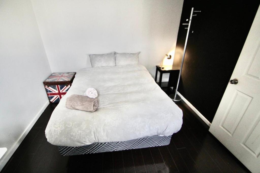 多伦多The Parkdale Hostellerie的卧室配有一张白色大床