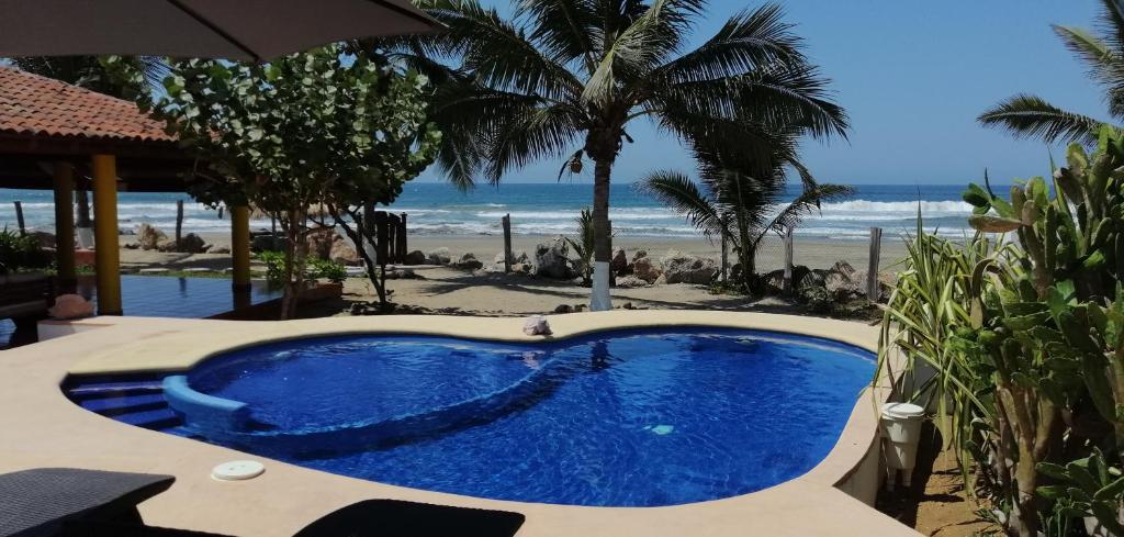 特隆戈内斯Casa La Quinta Ola的海滩背景游泳池