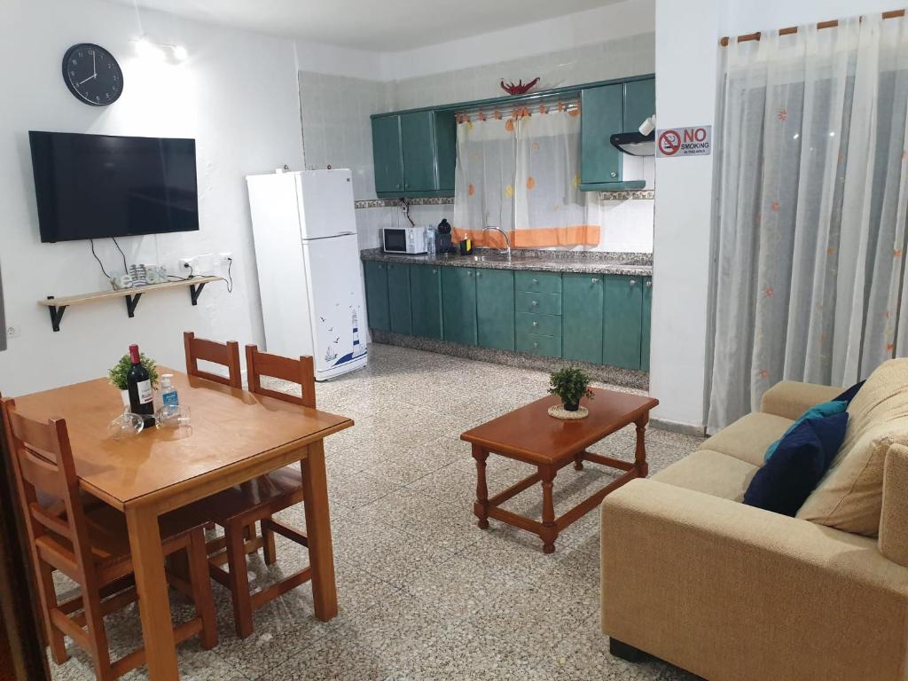 圭马尔Rinconcito El Tablado的客厅配有沙发和桌子