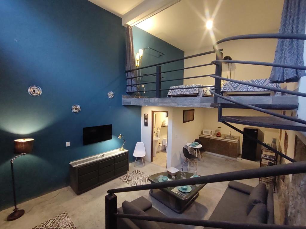 瓜纳华托Casona San Cayetano Suites & Lofts by Lunian的客厅配有高架床和沙发