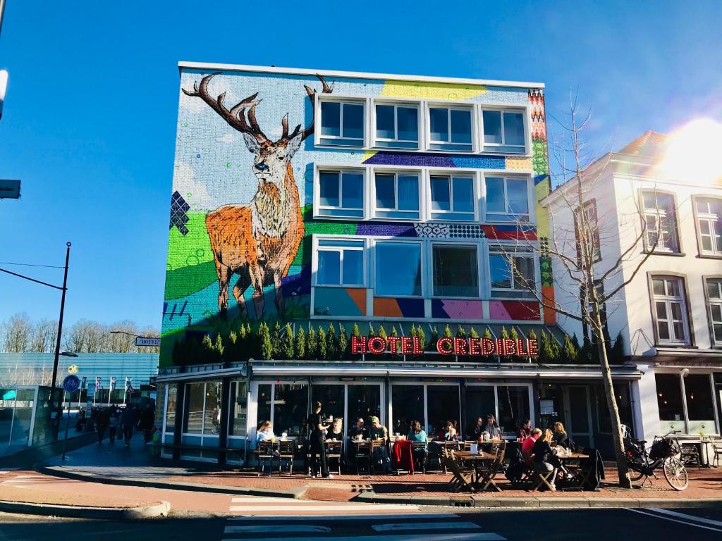 奈梅亨信诚酒店的一座建筑,上面画着鹿