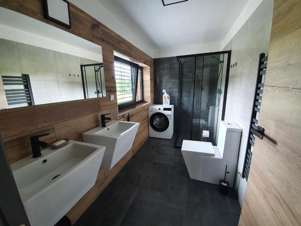 塞尔纳珀苏马维Relax Vila Lipno 2 u pláže Windy Point的浴室配有2个盥洗盆、卫生间和淋浴。
