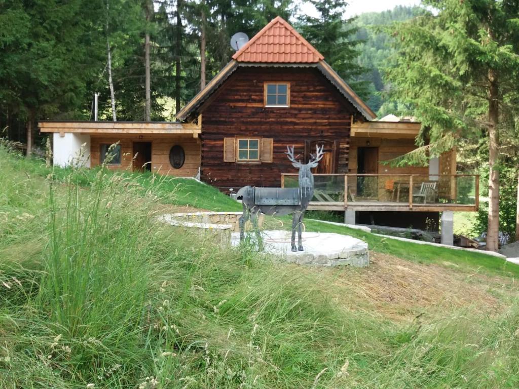 EtmisslChalet Weiberle Hochschwab的圆木屋前的鹿雕像