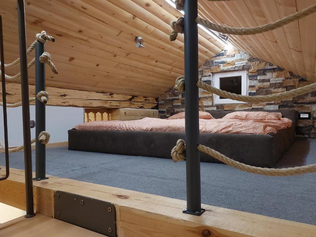 拉什科Apartment Mastnak的小木屋内的卧室,配有两张床