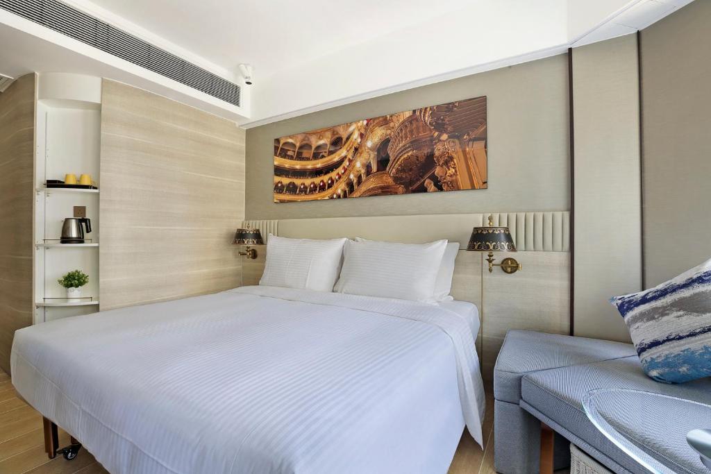 香港历山酒店的卧室配有白色大床和水槽