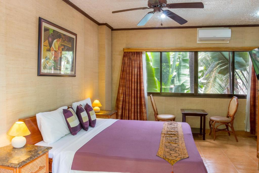 Hayahay Resort客房内的一张或多张床位