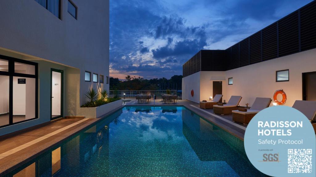 普特拉贾亚Park Inn by Radisson Putrajaya的房屋中间的游泳池
