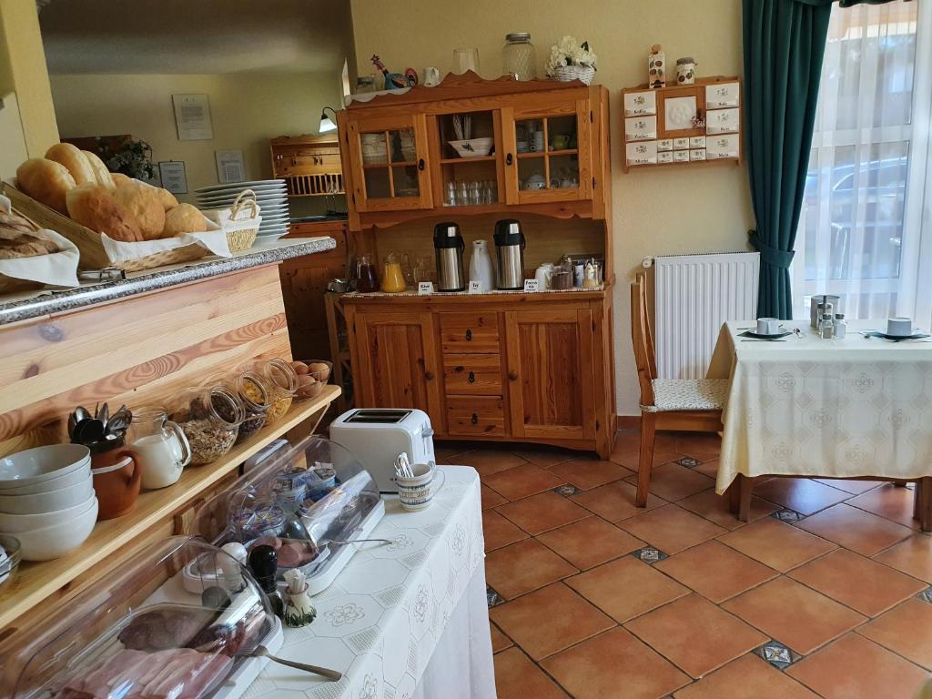 Fertőboz博兹罗兹班西欧酒店的厨房配有带面包的桌子和带桌子的四面 ⁇ 