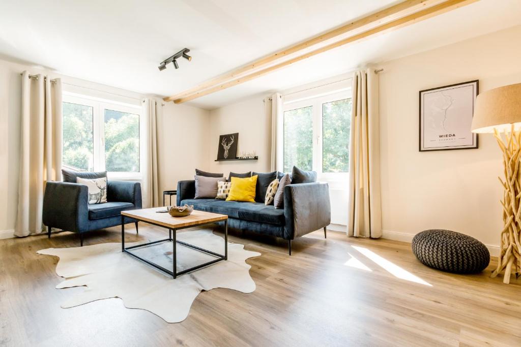 韦耶达Harzfalke Apartment - Ankommen und wohlfühlen.的客厅配有沙发和桌子