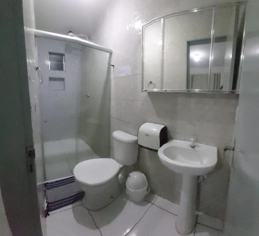 若昂佩索阿Pousada Nascer do Sol的浴室配有卫生间、盥洗盆和淋浴。