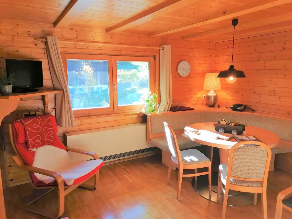 施瓦岑贝格Ferienwohnung Brittenberg Alpaka的小屋内带桌椅的用餐室