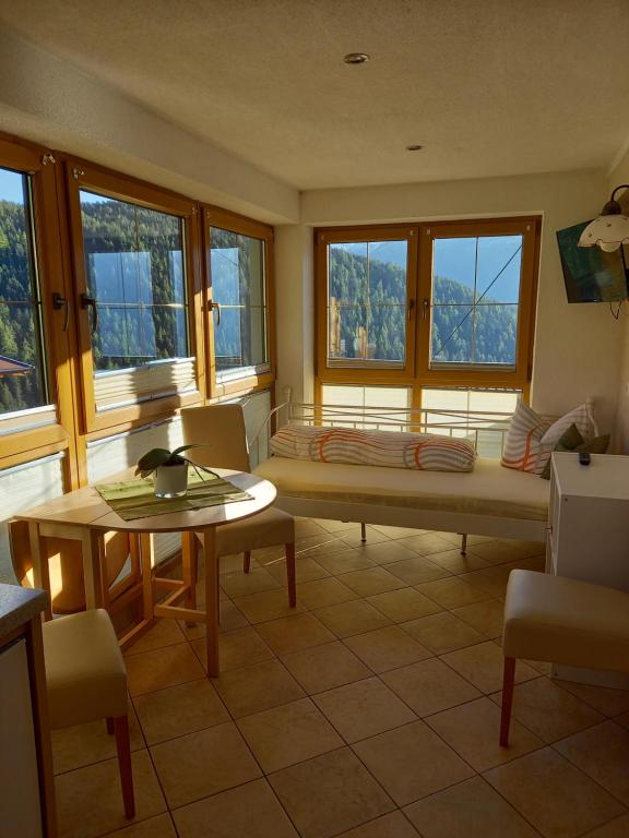 乌姆豪森Haus Panorama的客房设有沙发、桌子和窗户。