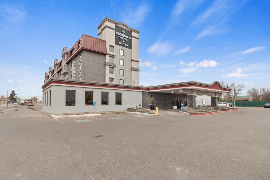 卡尔加里Emerald Hotel & Suites Calgary Airport的酒店前的停车场