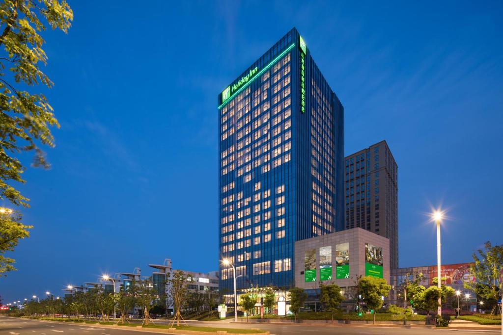 南京南京翠屏新港假日酒店的夜晚在城市的高楼
