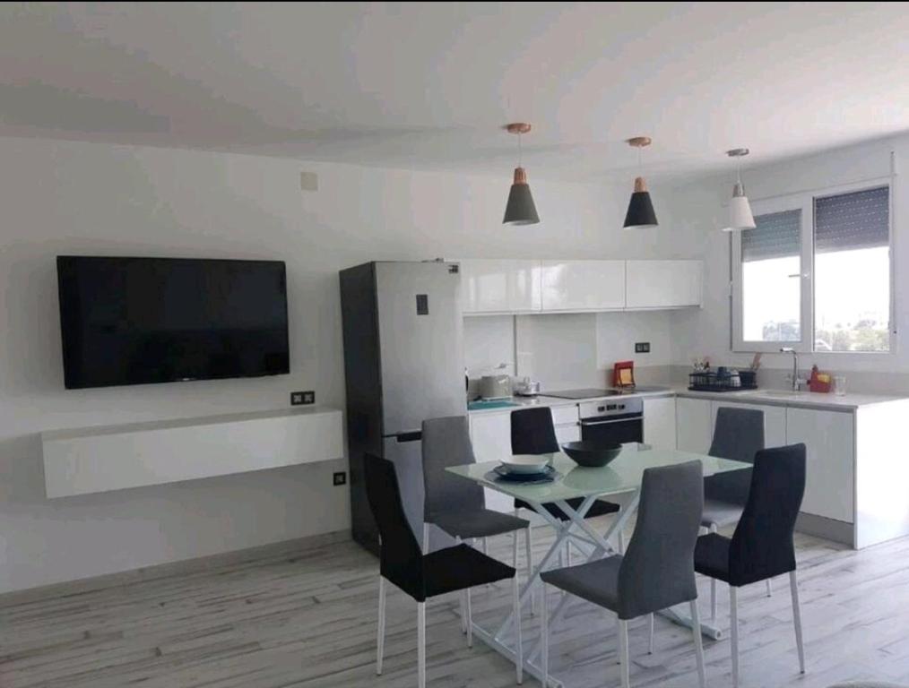 坎佩略Lovely Beach House with Terrace San Juan Alicante的厨房以及带桌椅的用餐室。