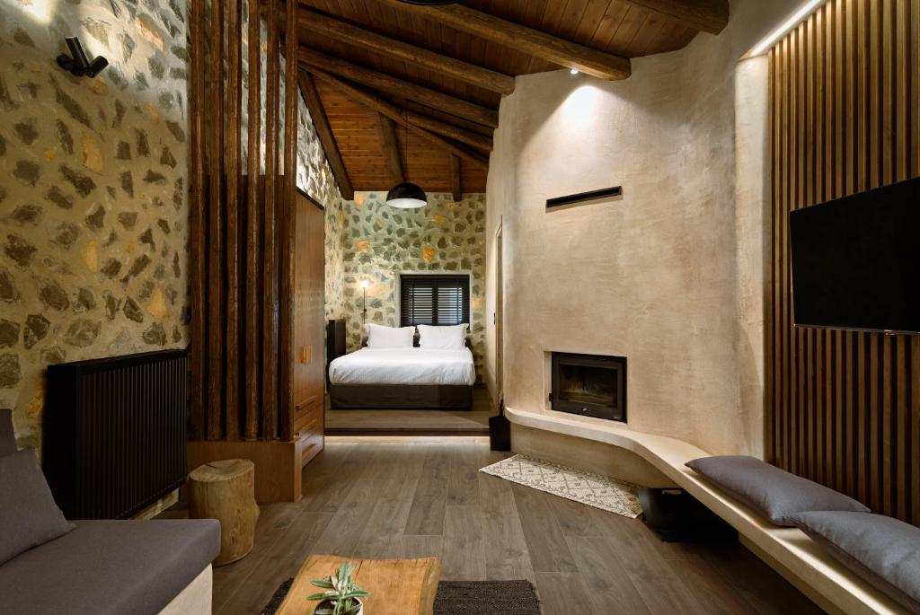 卡托劳塔翁Bocca al Lupo Villas的一间卧室配有一张床和一个壁炉