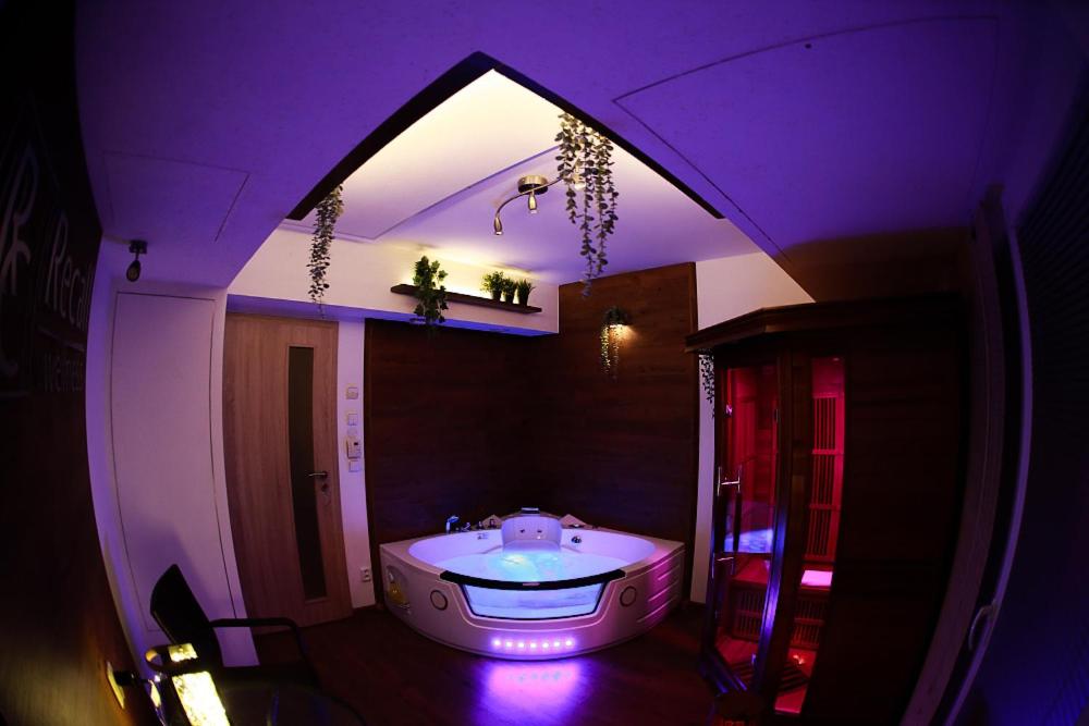 图尔诺夫Apartmán Wellness Sedmihorky的紫色照明中带浴缸的浴室