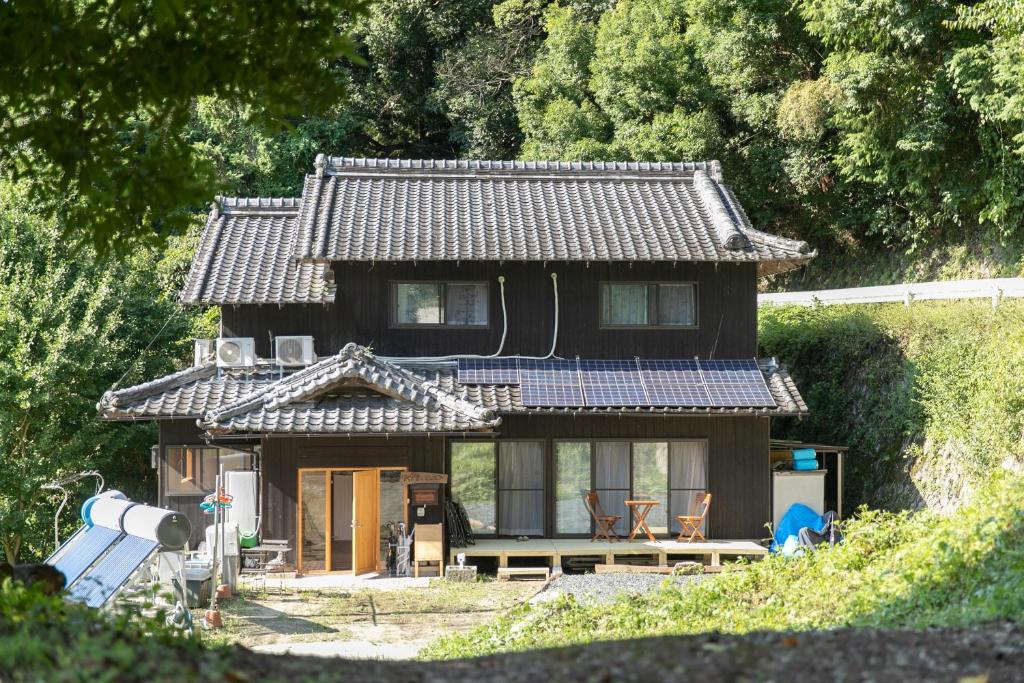 Kizuna Guesthouse的屋顶上的小房子