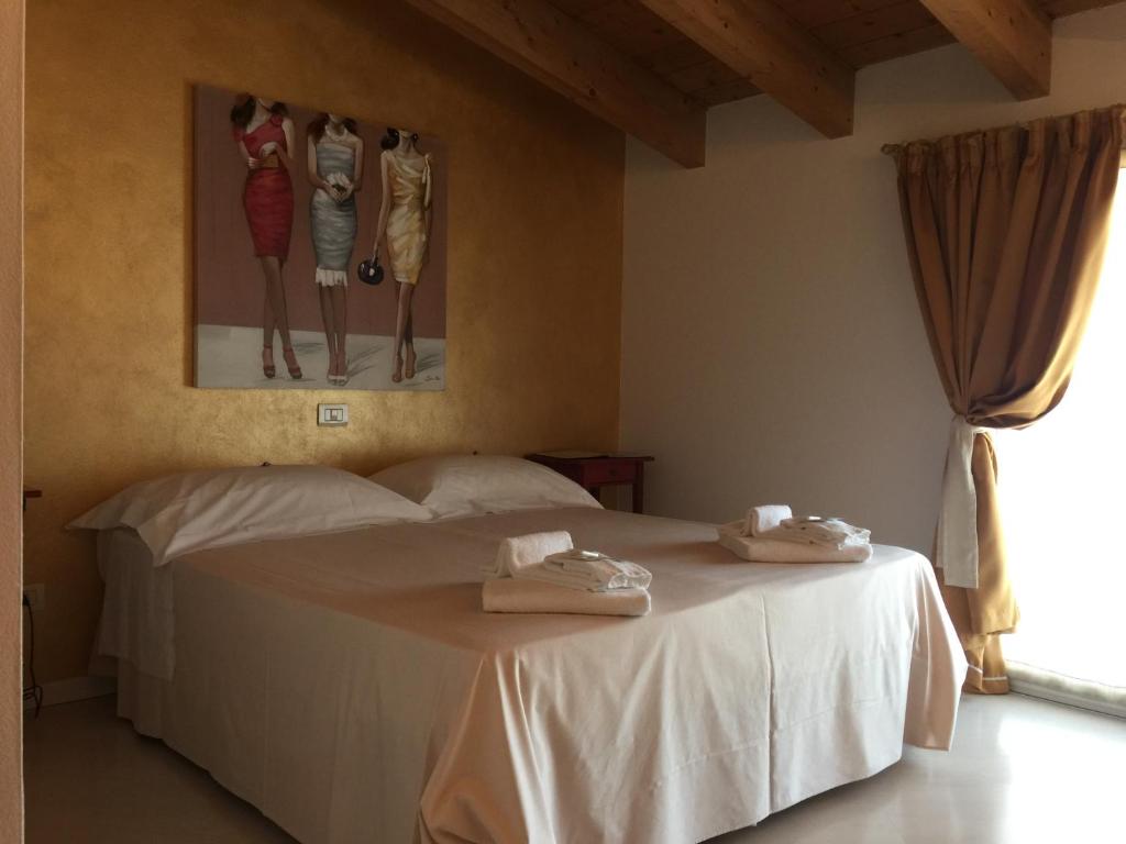 米兰伊尔吉拉索雷优质酒店的一间卧室配有带毛巾的床