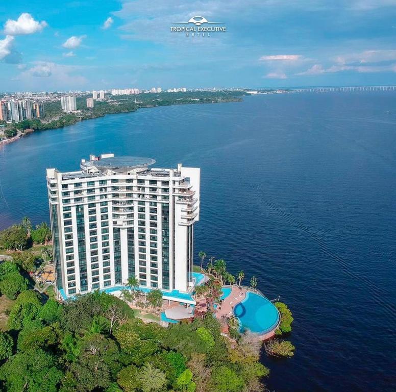 马瑙斯Tropical Executive Hotel Flats的水上酒店空中景观