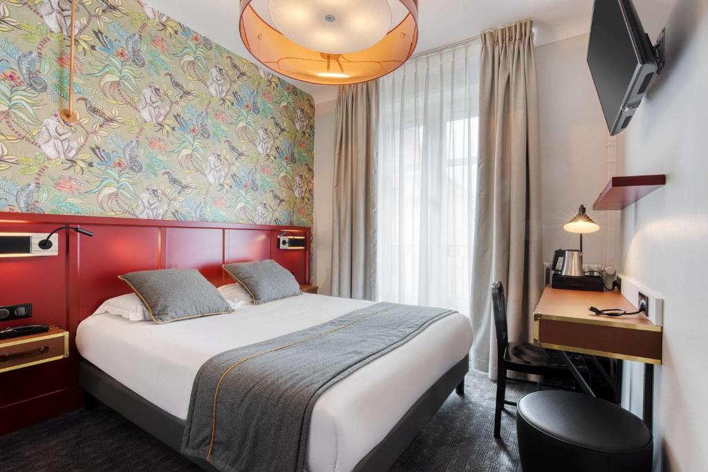 南特格拉斯林贝斯特韦斯特酒店的配有一张床和一张书桌的酒店客房