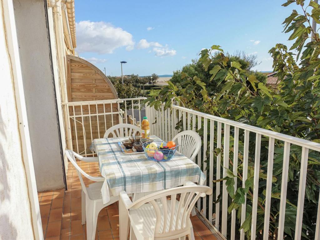 滨海圣皮埃尔圣皮埃尔海蓝拉美尔阿维德斯科尔赛尔斯酒店的阳台上的桌子上放着一碗水果