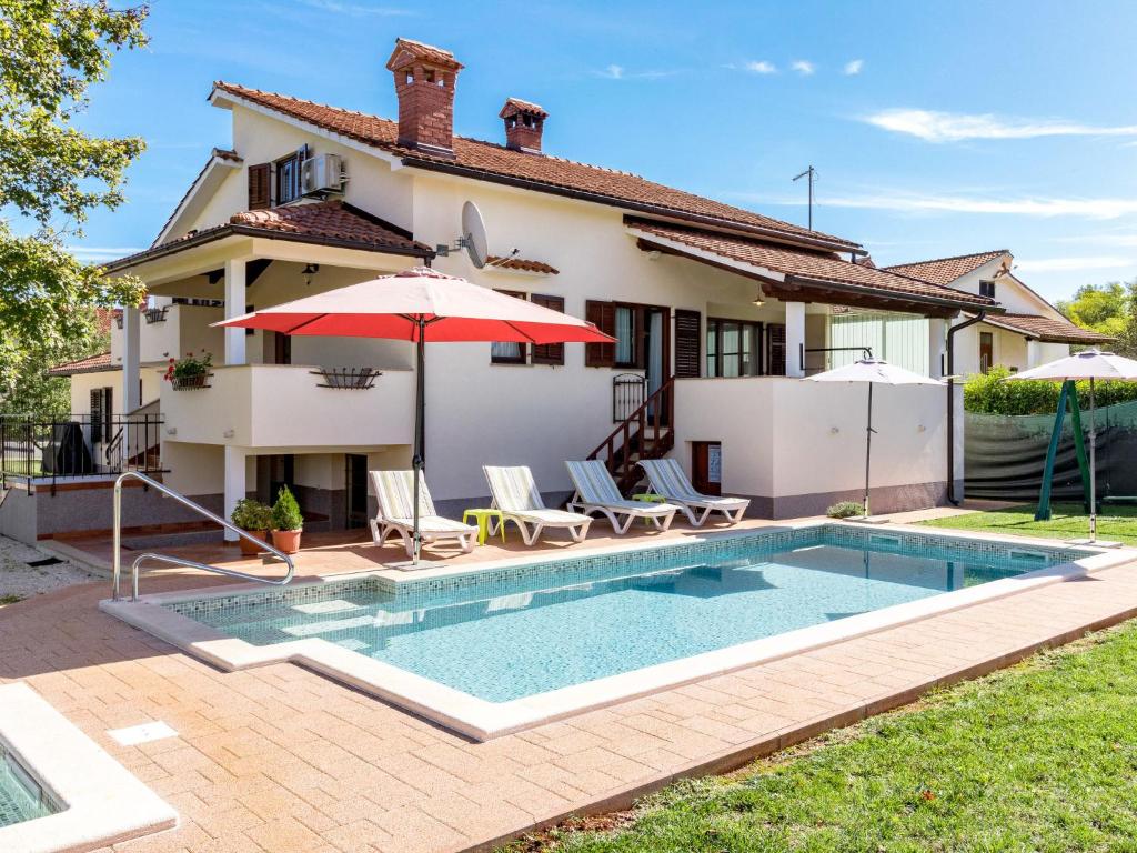 莫托文Holiday Home Poje - MVN251 by Interhome的一座带游泳池和房子的别墅