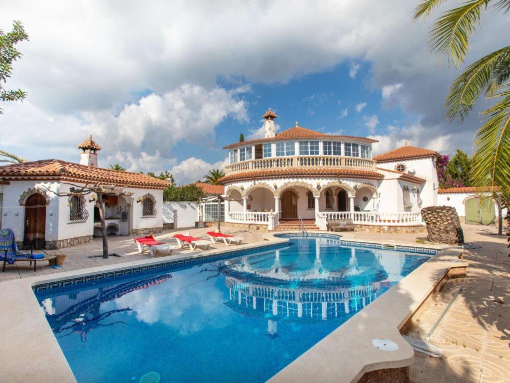 迈阿密普拉特亚Villa Rustical Mont Roig by Interhome的一座大房子,前面设有一个游泳池