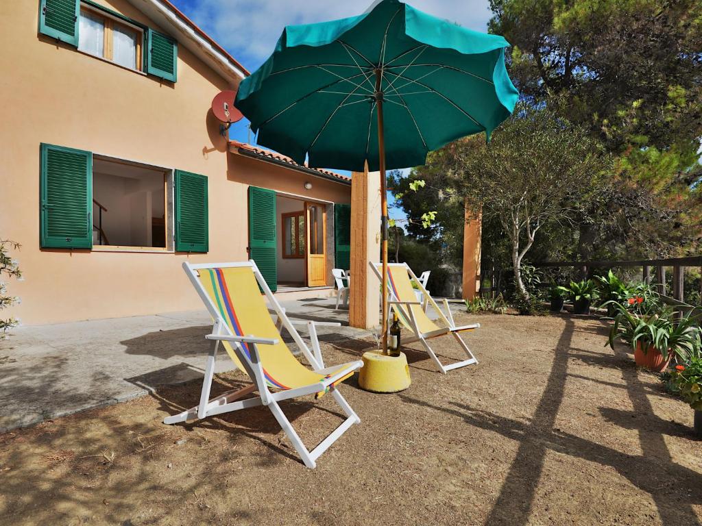 里奥内莱尔巴Apartment Campo Grande-2 by Interhome的一组草坪椅和一把伞