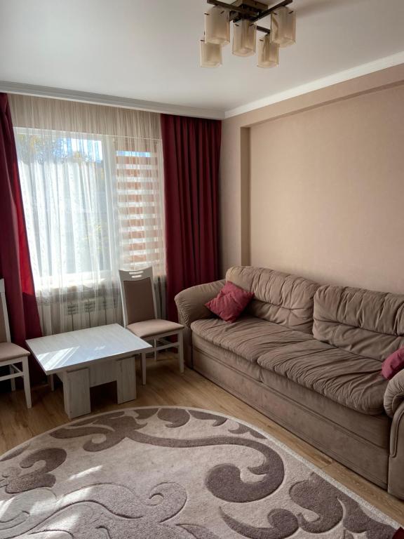 伊兹梅尔Квартира студия的客厅配有沙发和桌子