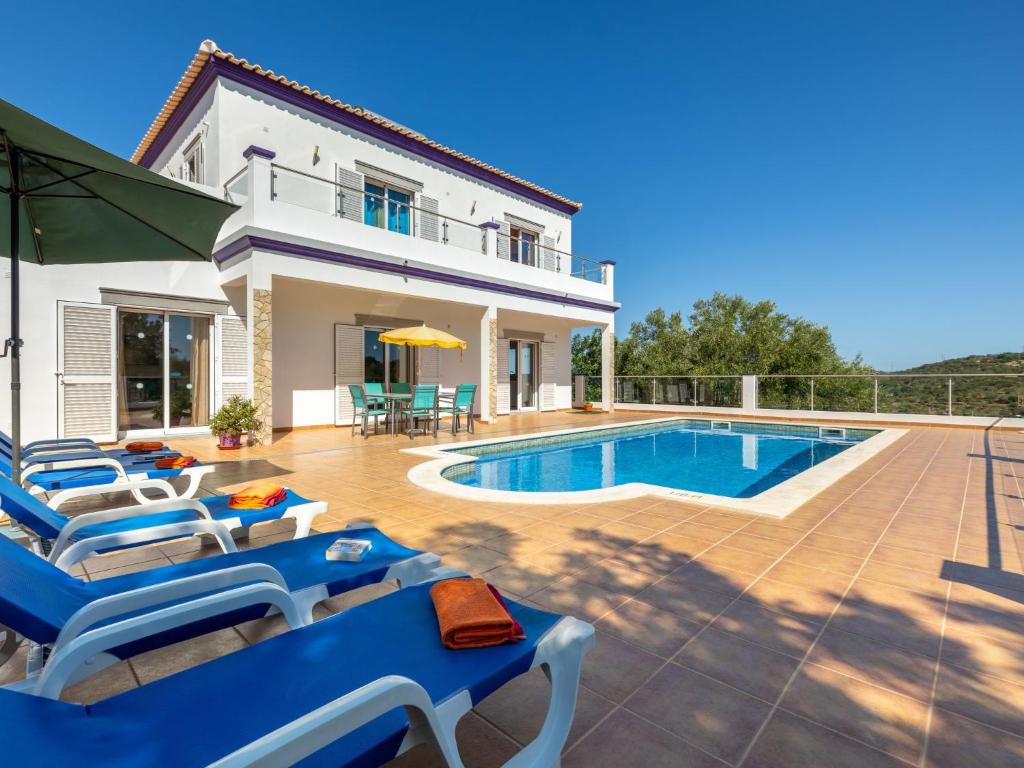 埃斯托伊Holiday Home Joaquim by Interhome的别墅 - 带游泳池和蓝色躺椅