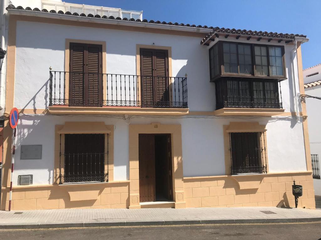 科尔特斯德拉夫龙特拉Casa Los Molineros的白色的建筑,上面有棕色百叶窗