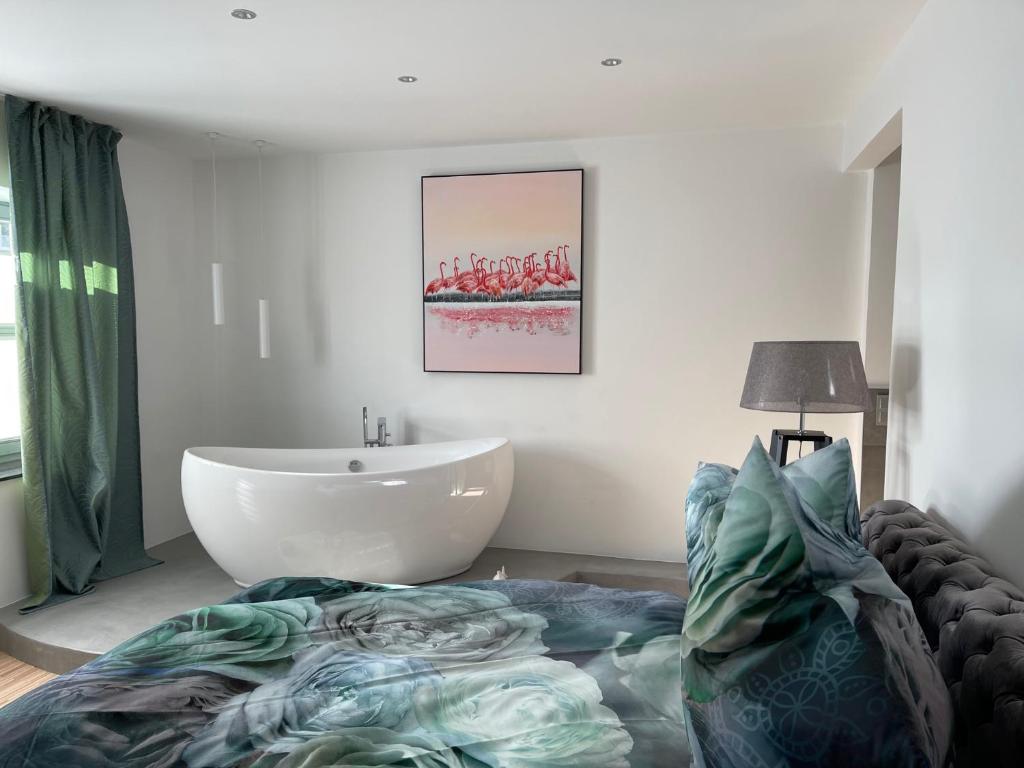 居特斯洛Lichtdurchflutetes Design - Appartement Gütersloh - 90 qm的带浴缸、床和盥洗盆的浴室