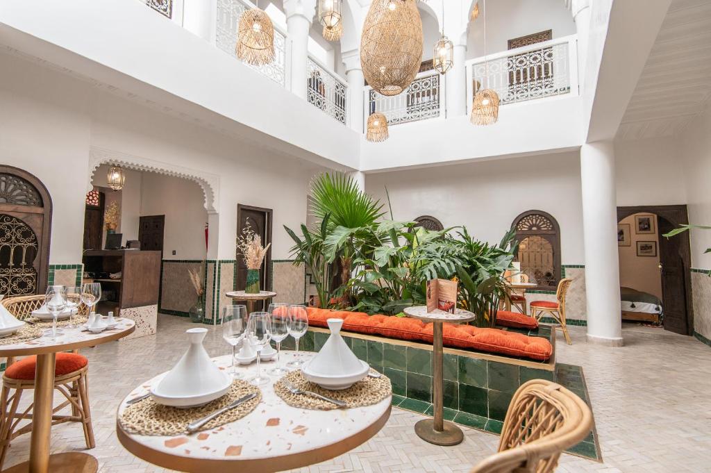 马拉喀什Riad Babouchta & Spa的配有桌椅和沙发的房间