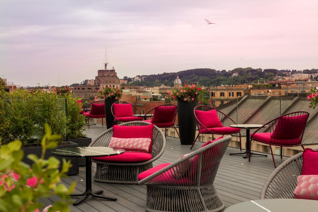 罗马奥拉齐奥皇宫酒店的一个带桌椅的市景甲板