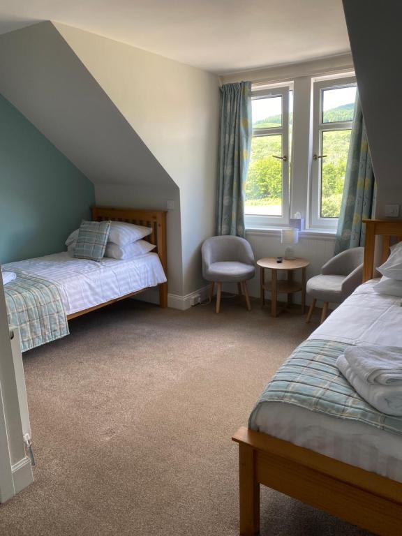 West Loch House客房内的一张或多张床位